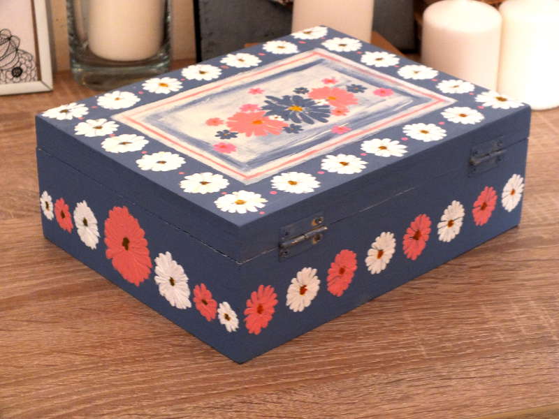 Cutie bleu-gri cu motive florale