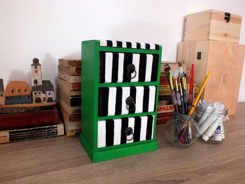 Dulapior verde cu dungi