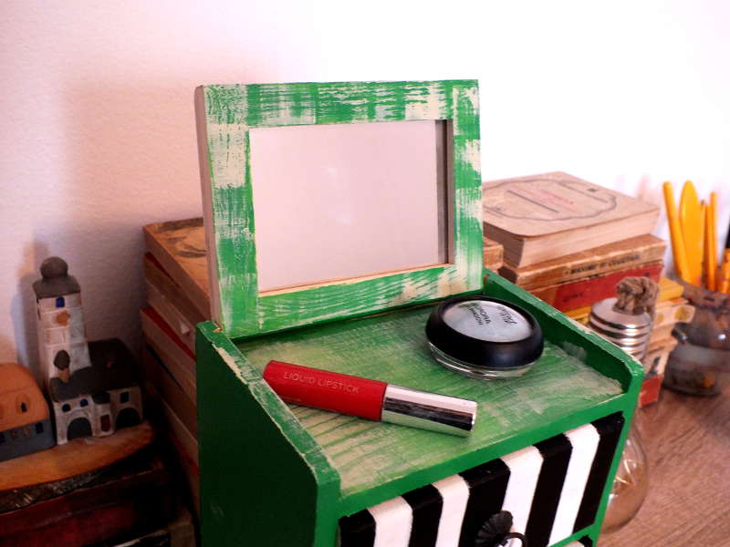 Dulapior verde cu dungi